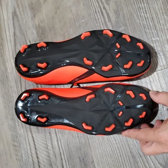 Nike Phantom Venom Academy Soccer Cleats